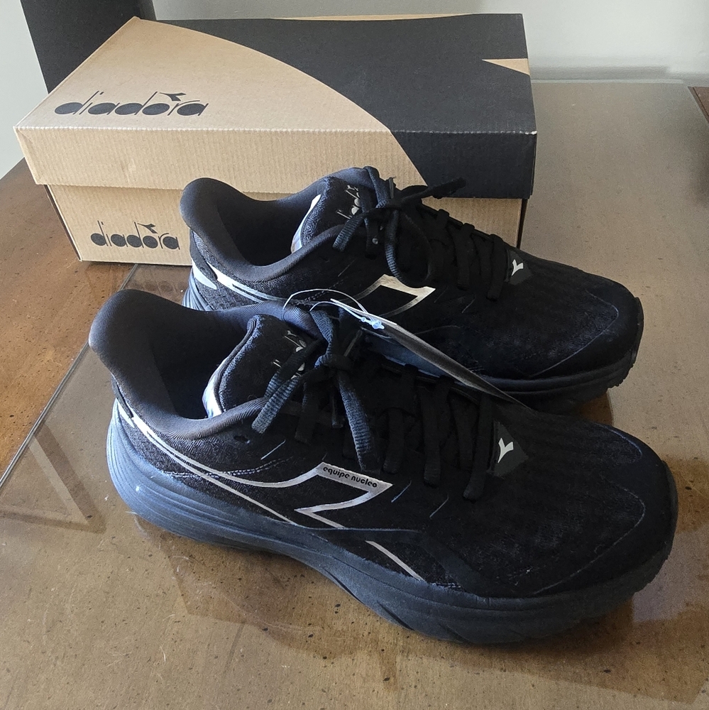 NWT!!Diadora Women's Black and Silver Nucleo Equipe Size 8.5  Normal Width.